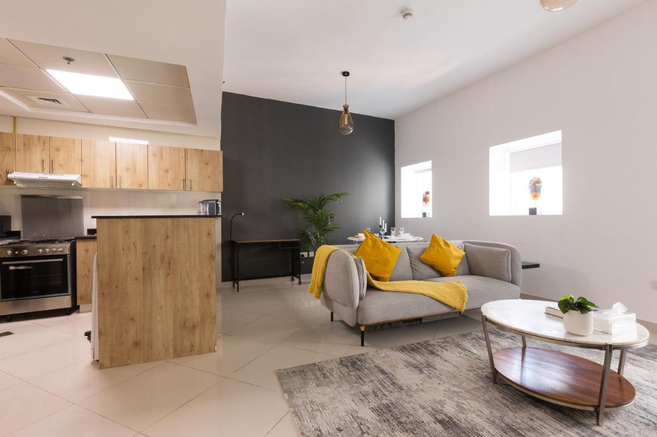 Vakantiehuis Enticing Space With Marina View Near The Beach!