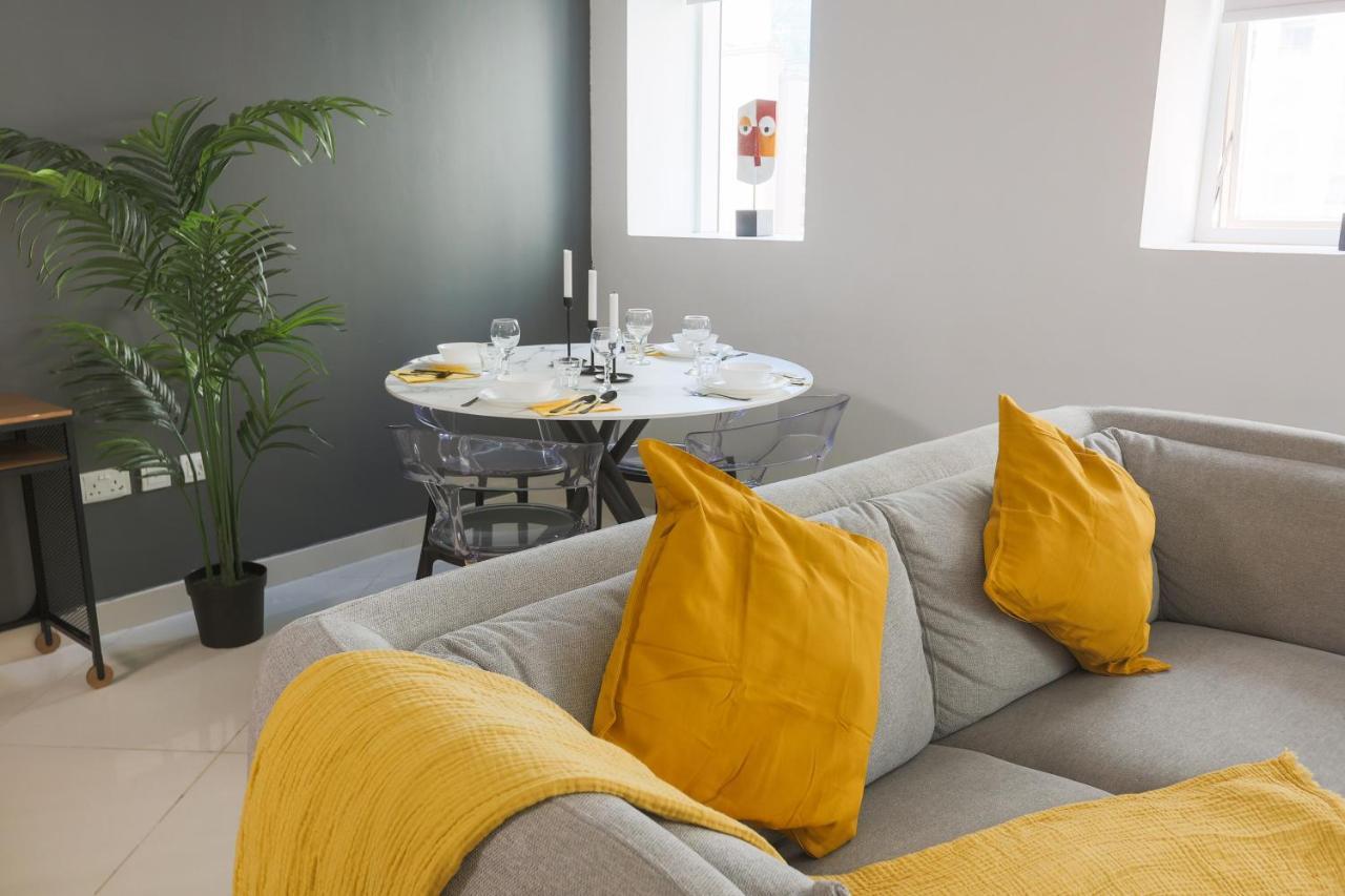 Enticing Space With Marina View Near The Beach! Vakantiehuis