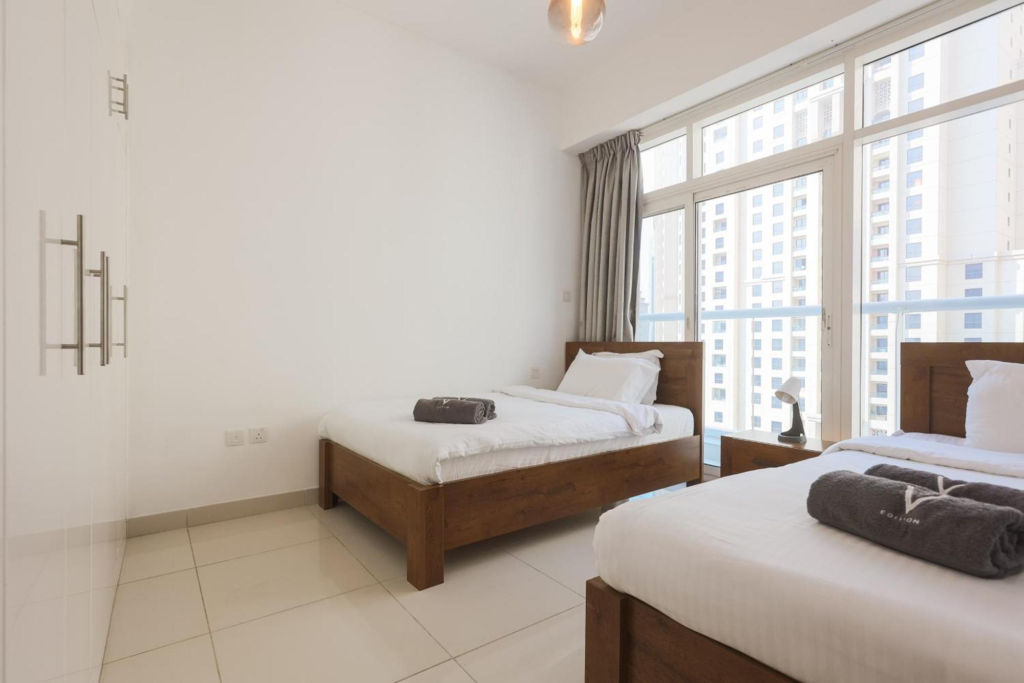 Enticing Space With Marina View Near The Beach! Vakantiehuis *