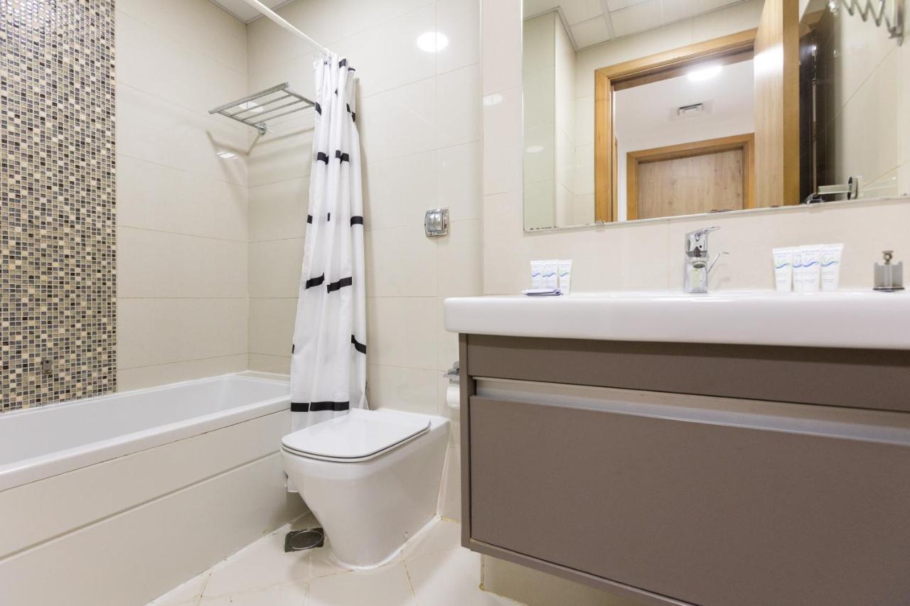 Vakantiehuis Enticing Space With Marina View Near The Beach!